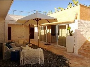 Beauty לינה וארוחת בוקר מונופולי